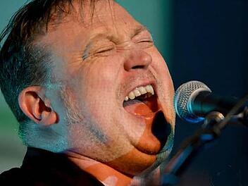 Schreit sich die Seele aus dem Leib: Jamie Clark, der ehemalige Bassist der "Pogues". Am 30. April spielt er in Burkersdorf im "TECnet Zentrum".  Foto: Stephane Harnisch
