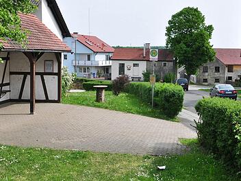 In Buch soll der Dorfplatz vor dem Brauhaus (hinten im Bild) im Rahmen der Dorferneuerung neu gestaltet werden. Doch der Gemeinderat Theres wird erst im September entscheiden, ob die Planung dafür vergeben wird.