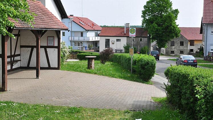 In Buch soll der Dorfplatz vor dem Brauhaus (hinten im Bild) im Rahmen der Dorferneuerung neu gestaltet werden. Doch der Gemeinderat Theres wird erst im September entscheiden, ob die Planung dafür vergeben wird.