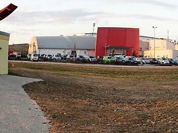 Auf dem landwirtschaftlich genutzten Grundst&uuml;ck, zwischen dem Parkplatz des Sporthauses Hoffmann und der Kreisstra&szlig;e nach Haundorf, sind die beiden Sportbekleidungsgesch&auml;fte geplant.  Fotos: Richard S&auml;nger