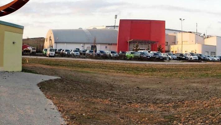Auf dem landwirtschaftlich genutzten Grundst&uuml;ck, zwischen dem Parkplatz des Sporthauses Hoffmann und der Kreisstra&szlig;e nach Haundorf, sind die beiden Sportbekleidungsgesch&auml;fte geplant.  Fotos: Richard S&auml;nger