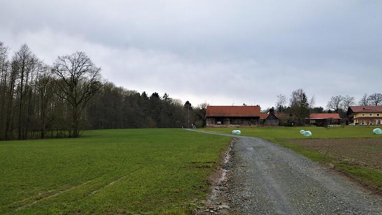 Die Geländeauffüllung mit rund 8 000 qm links des Weges sorgte in der ersten Arbeitssitzung des Jahres 2018 für Diskussionen im Gemeinderat. Am Ende wurde dem Bauantrag mit 11 zu 5 Stimmen aber das gemeindliche Einvernehmen erteilt. Foto: Werner Reißaus