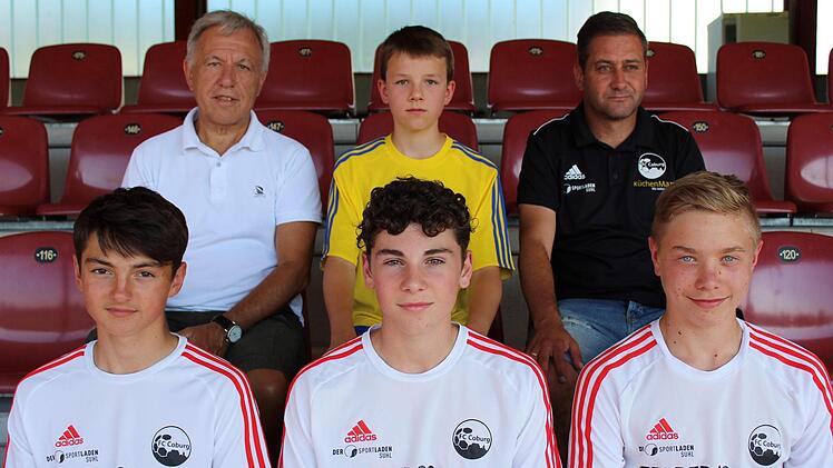 FCC-Vorsitzender Wolfgang Gremmelmaier (links) und NLZ-Leiter Matthias Christl (rechts) sind stolz auf ihre derzeit besten Nachwuchskicker, die den Verein Richtung Bundesliga verlassen (oben Mitte): Florian Schäfer; (vorne von links): Dustin Forkel, Gero Apeligan und Maxim Hessel. - Es fehlt: Max Martinsen. Foto: Hartmut Guhling