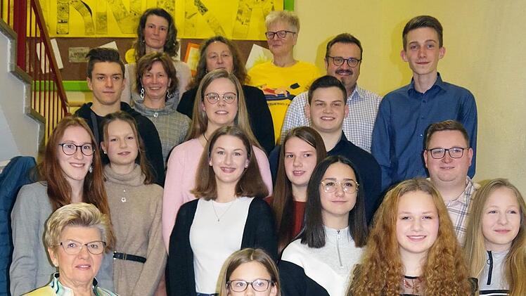 Bürgermeisterin Gabriele Weber (vorne, links) ehrte erfolgreiche Schul- beziehungsweise Ausbildungsabsolventen, Absolventen von NBMB-Leistungsabzeichen sowie erfolgreiche DLRG-Schwimmer und TSV-Tischtennisspieler.Heike Schülein