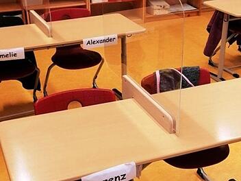 Der Hausmeister der Oberleichtersbacher Grundschule hat Spuckschutz-Scheiben auf den Tischen angebracht. Foto: Wolfgang Saam