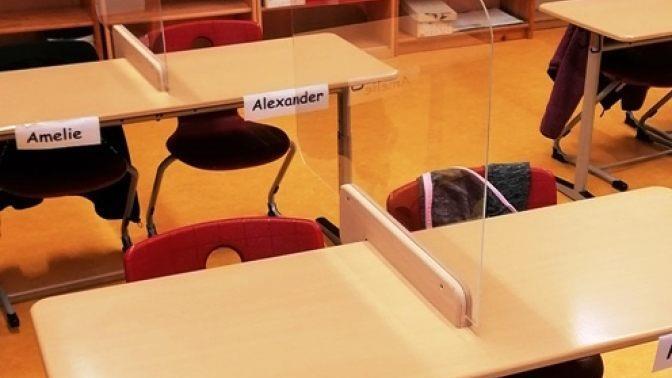 Der Hausmeister der Oberleichtersbacher Grundschule hat Spuckschutz-Scheiben auf den Tischen angebracht. Foto: Wolfgang Saam