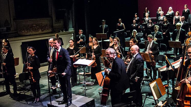 Händels Oratorien-Hit "Der Messias" erklang im Landestheater Coburg. Reichlich Applaus gab es am Ende für den Chor und das Philharmonische Orchester unter Leitung von Mikko Sidoroff.Foto: Jochen Berger