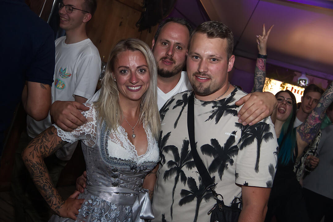 Musik im Festzelt gab es mit der Band "KLOSTERGOLD"