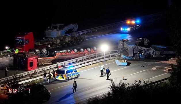 Schwertransporter mit Baukran umgekippt
