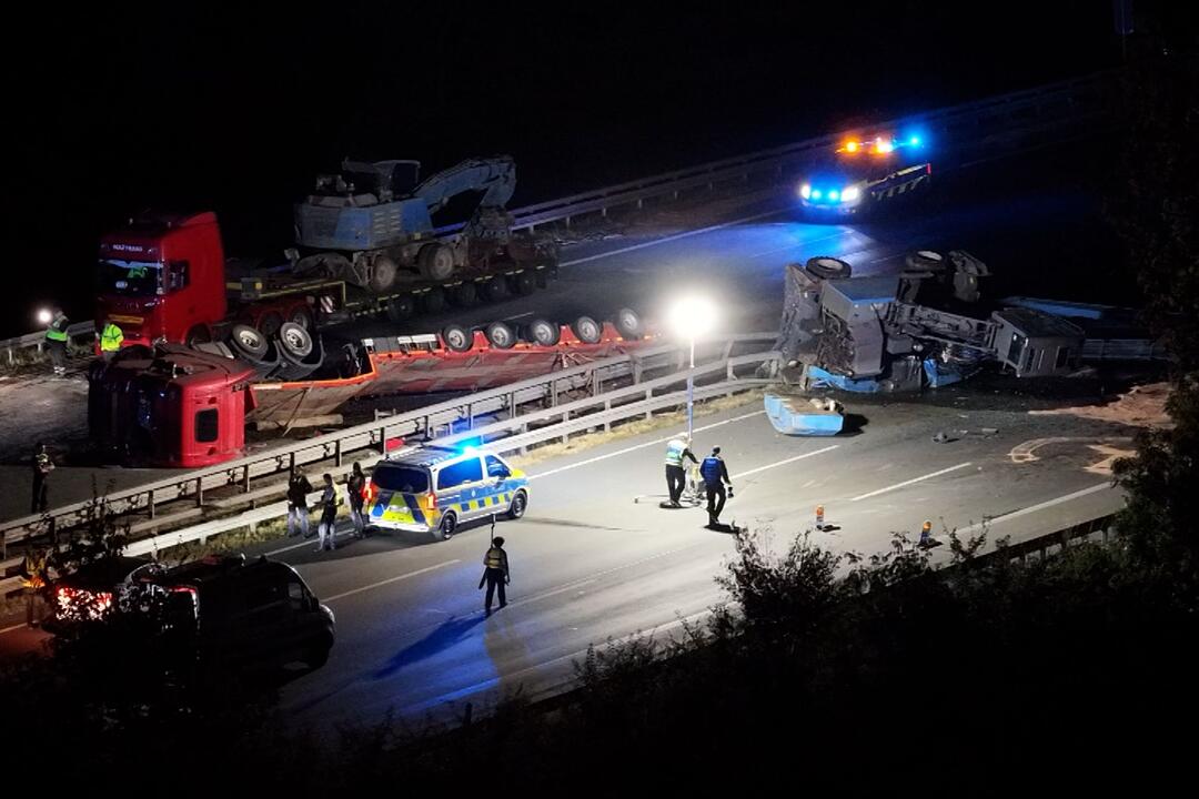 Schwertransporter mit Baukran umgekippt