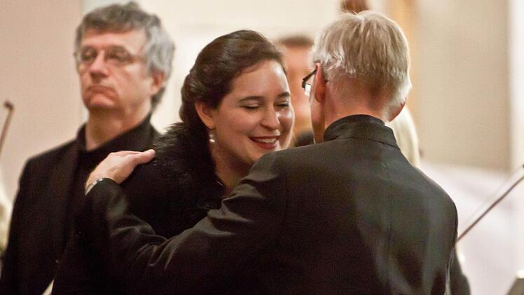Dirigent Peter Stenglein umarmt die Sopranistin Celeste Siciliano nach der aufführung von Benjamin Brittens "War Requiem" in St. MorizFoto: Jochen Berger