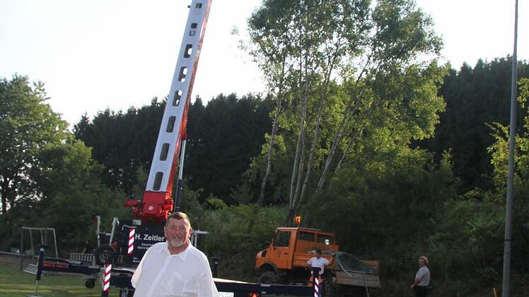 Hans-Joachim Hösch freut sich über die Eigenleistung, die die Kupferberger einbringen - und über die Spielgelegenheit für Jugendliche.