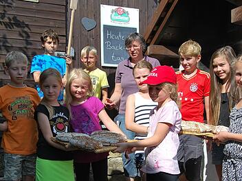 Beim Ferienprogramm mit der Eigenheimervereinigung Maßbach haben zehn Kinder im selbst gemauerten Holzbachofen der Familie Metzner Brot und andere Spezialitäten gebacken.  Foto: Eigenheimervereinigung