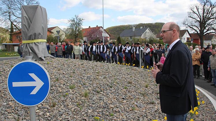Bürgermeister Thomas Stadelmann erläuterte die Denkmal-Gesichte vor den zahlreichen Besuchern der feierlichen Enthüllung