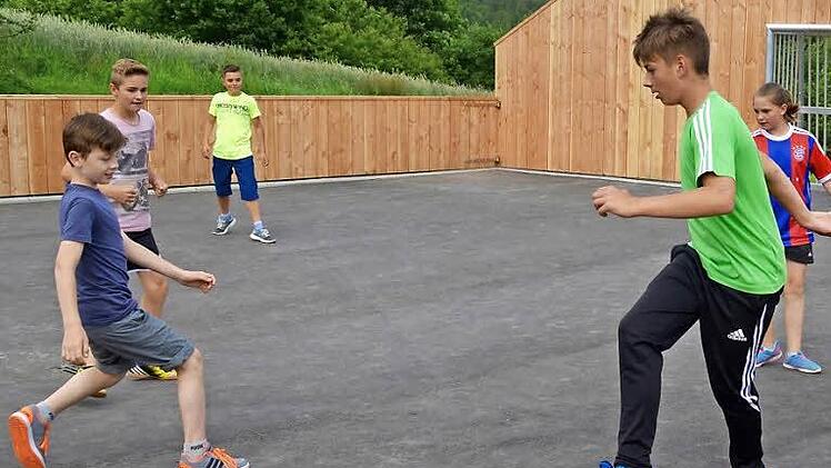 Im Sommer treffen sich die Jugendlichen gerne auf den fünf Multifunktionsspielplätzen des Marktes Burkardroth. So auch die Oehrberger auf dem Foto. Doch was machen sie im Winter? Denn Jugendräume sind rar. Foto: Archiv/Kathrin Kupka-Hahn