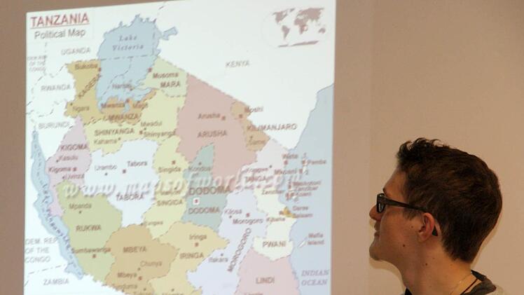 Max Zuber von Kivuko mit einer Karte von Tansania. Foto: Mario Deller