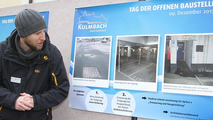 Oliver Gack von der Stadtverwaltung  den Interessierten Rede und Antwort. Der Zentralparkplatz soll barrierefrei werden, sagte er. Foto: Sonny Adam