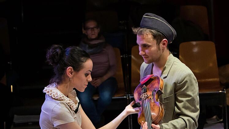 "Die Geschichte vom Soldaten": Valentin Kleinschmidt verkörpert in Coburger die Titelpartie.Proben-Foto Jochen Berger