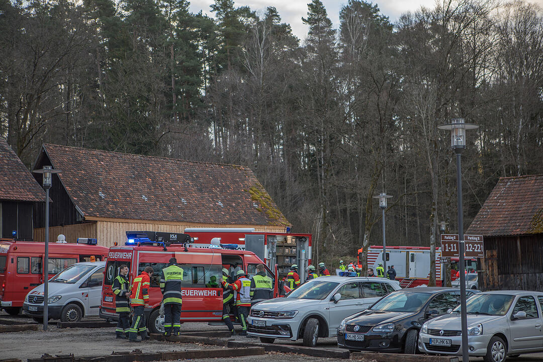 Giftige Rauchwolke über Mittelfranken: Lagerhalle in Roth steht in Flammen