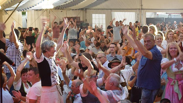 Heizten kräftig ein: Die OPAs im Schützenzelt. Fotos: Daniela Pondelicek