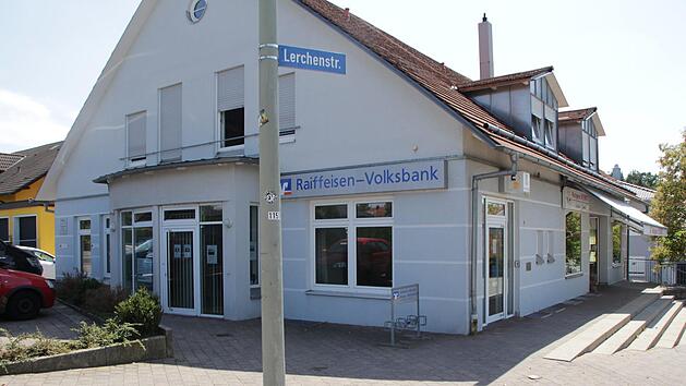 Kunden, die in die SB-Filiale in H&ouml;chstadt-S&uuml;d wollen, stehen vor verschlossenen T&uuml;ren. Die Automatengesch&auml;ftsstelle wurde au&szlig;er Betrieb genommen. Fotos: Franziska Rieger