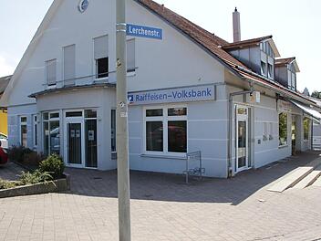 Kunden, die in die SB-Filiale in Höchstadt-Süd wollen, stehen vor verschlossenen Türen. Die Automatengeschäftsstelle wurde außer Betrieb genommen. Fotos: Franziska Rieger
