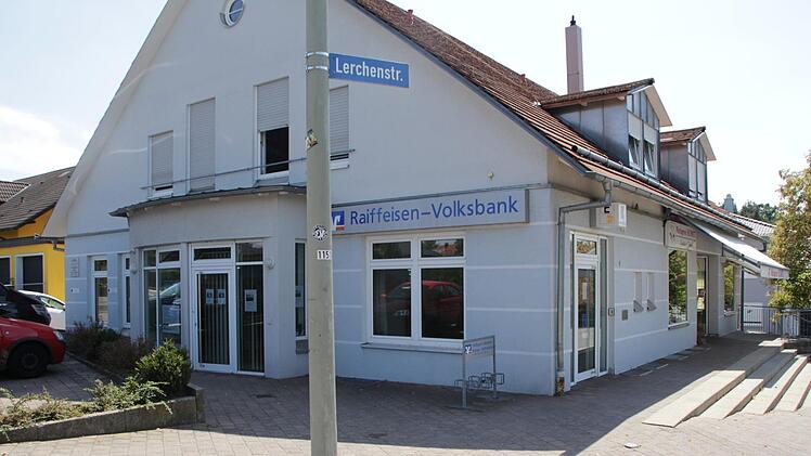 Kunden, die in die SB-Filiale in Höchstadt-Süd wollen, stehen vor verschlossenen Türen. Die Automatengeschäftsstelle wurde außer Betrieb genommen. Fotos: Franziska Rieger