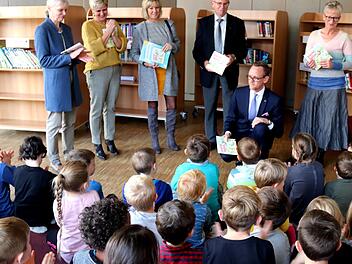Thomas Pickel (in der Hocke) stellte den Erstklässlern das Buch "Schirmel und Oderich" vor.  Foto: Johanna Blum