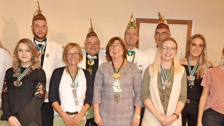 Auf dem Bild sind (von links) Sabrina Rink, Lisa Eckert, Tobias Schäfer, Petra Kiesel, Udo Langohr, Brigitte Klöffel, FEN-Regionalpräsident Jürgen Seit, Leander Schottdorf, Theresa Kirchner, Jessica Winkler, Darleen Nicolai, und NCC-Gesellschaftspräsident Ingo Kneup.  Foto: Stollberger