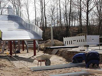 Bauarbeiter bereiten gerade das Fundament f&uuml;r den zweiten Teil der Rutsche vor, der mithilfe eines Krans daraufgesetzt wird. Fotos: Yannick Hupfer