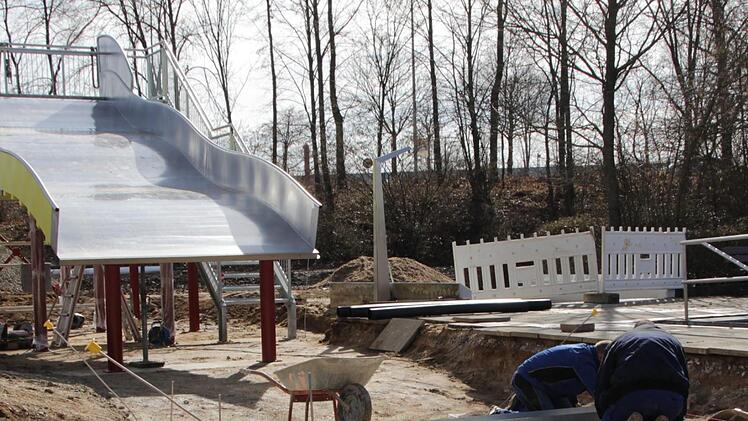 Bauarbeiter bereiten gerade das Fundament f&uuml;r den zweiten Teil der Rutsche vor, der mithilfe eines Krans daraufgesetzt wird. Fotos: Yannick Hupfer
