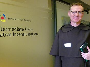 Pater Dieter Lankes ist auf die Intensivstation gerufen worden, um einem Patienten die Krankensalbung zu spenden.  Foto: Marion Krüger-Hundrup