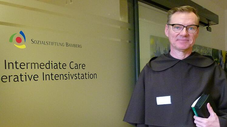 Pater Dieter Lankes ist auf die Intensivstation gerufen worden, um einem Patienten die Krankensalbung zu spenden.  Foto: Marion Krüger-Hundrup