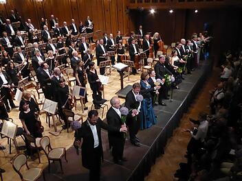 Großes Aufgebot für das "Rheingold" Das Publikum rief die Mindener Truppe immer wieder auf das Podium. Foto: Gerhild Ahnert