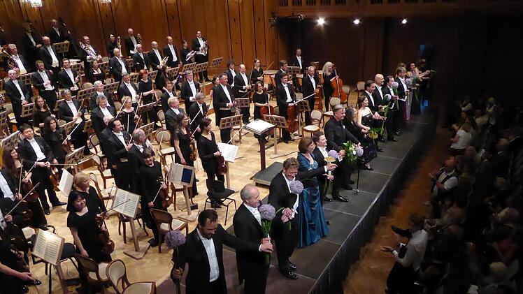 Großes Aufgebot für das "Rheingold" Das Publikum rief die Mindener Truppe immer wieder auf das Podium. Foto: Gerhild Ahnert