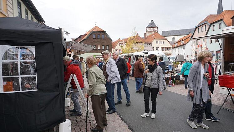 Gut besucht war der Michaelimarkt in Bischofsheim, der  der  letzte Marktsonntag für dieses Jahr am Marktplatz war.   Marion Eckert