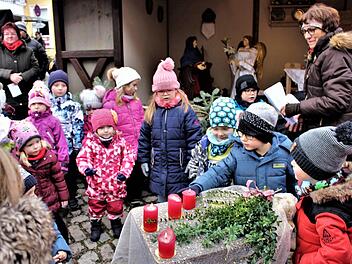 Die Kleinen des Kindergartens Sankt Johannes zündeten die Kerzen vor der Krippe an.     Foto: Evi Seeger