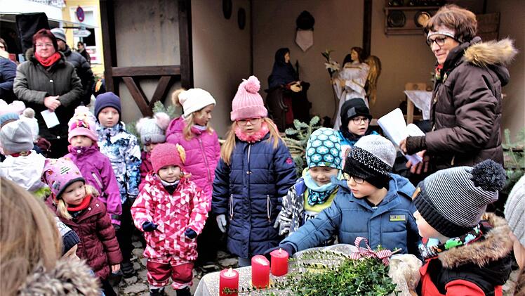Die Kleinen des Kindergartens Sankt Johannes zündeten die Kerzen vor der Krippe an.     Foto: Evi Seeger