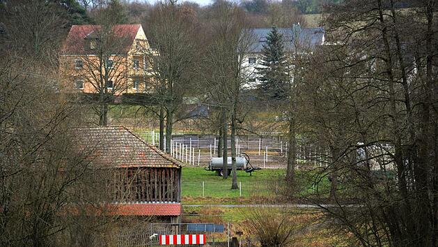 Unwegsames Gelände: Mit der Überquerung der Saale unterhalb der Oberen Saline ist es möglicherweise auf Dauer vorbei. Der Reiterverein hat jetzt abgelehnt, als Bauherr mit städtischer Förderung einen Ersatzsteg für den Altenburger Steg zu errichten, den die Stadt vor einigen Jahren hat abreißen lassen.  Foto: Siegfried Farkas