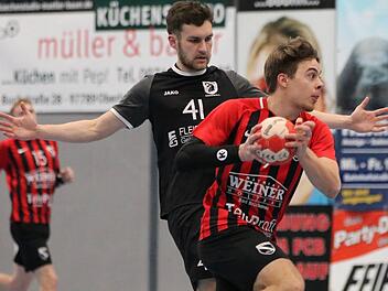 Knapper Sieg gegen flinke Giebelstädter: Nick Schumm (FC Bad Brückenau, rotes Trikot) erzielte acht Treffer. Foto: Sebastian Schmitt