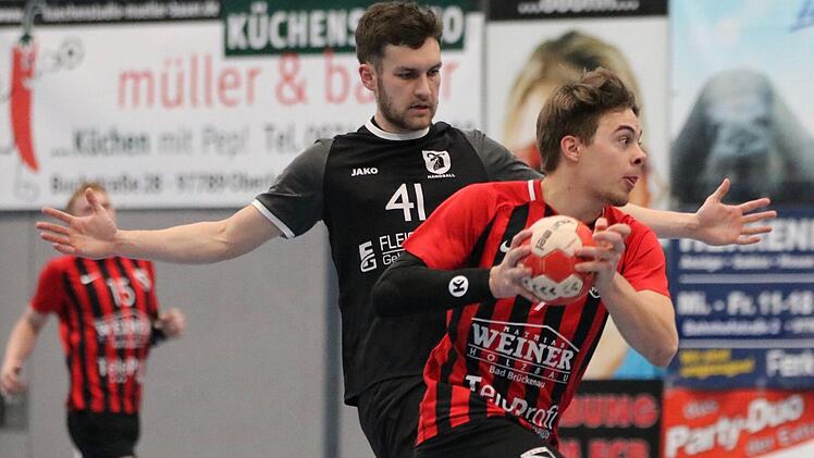 Knapper Sieg gegen flinke Giebelstädter: Nick Schumm (FC Bad Brückenau, rotes Trikot) erzielte acht Treffer. Foto: Sebastian Schmitt