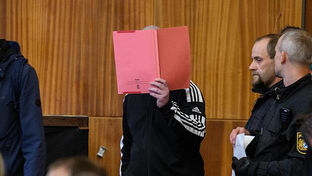 Zwei junge M&auml;nner m&uuml;ssen sich wegen Mordes vor dem Landgericht Schweinfurt verantworten, ein dritter Mann ist wegen Beihilfe angeklagt. Es geht um den gewaltsamen Tod des 26-j&auml;hrigen Josef D. im vergangenen November in Bad Neustadt.