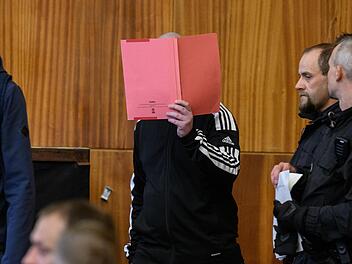 Zwei junge Männer müssen sich wegen Mordes vor dem Landgericht Schweinfurt verantworten, ein dritter Mann ist wegen Beihilfe angeklagt. Es geht um den gewaltsamen Tod des 26-jährigen Josef D. im vergangenen November in Bad Neustadt.