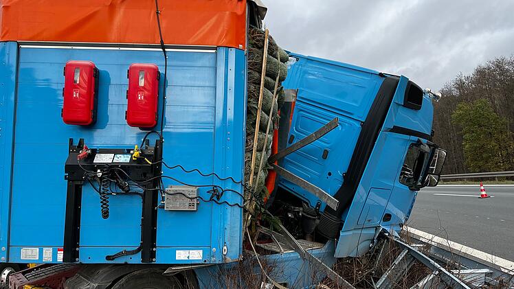 A3 bei N&uuml;rnberg: Weihnachtsbaum-Laster kippt um