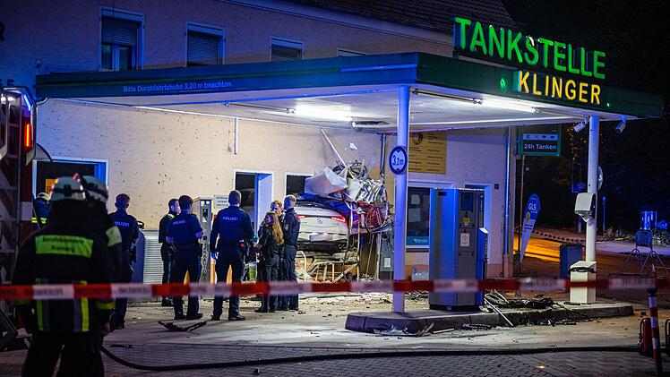 Nürnberg: Autofahrer rast in Tankstelle - Zapfsäule abgerissen