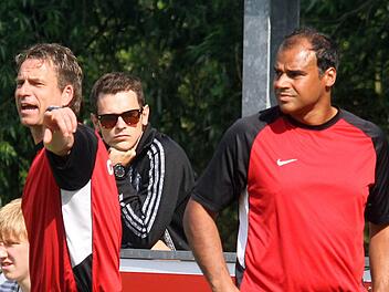 Olaf Teuchert (links) ist als Bezirksligatrainer des FC Coburg zurückgetreten. Nachdem der Verein nicht über die Saison hinaus mit ihm plant, will er nach eigenen Angaben den Weg für einen Neuanfang sofort frei machen. Foto: Archiv