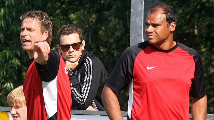 Olaf Teuchert (links) ist als Bezirksligatrainer des FC Coburg zurückgetreten. Nachdem der Verein nicht über die Saison hinaus mit ihm plant, will er nach eigenen Angaben den Weg für einen Neuanfang sofort frei machen. Foto: Archiv