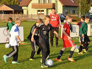 Frank Gareis (im Hintergrund) beaufsichtigt auf dem Sportgelände des FC Haßlach einen Teil seiner Schützlinge. Foto: Herbert Kalb