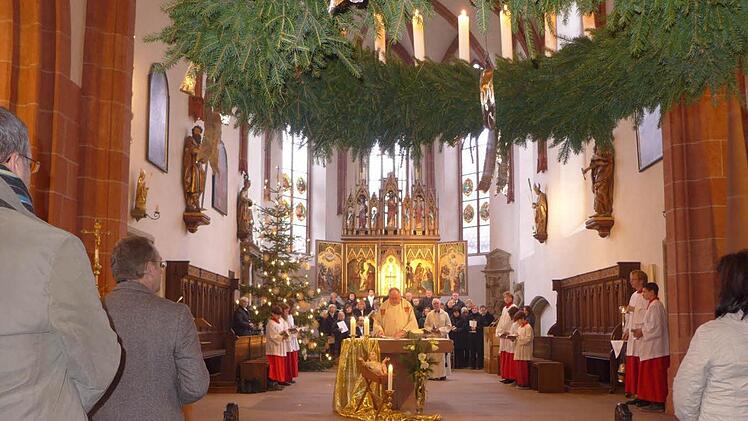 Pater Rudolf Theiler zelebrierte am ersten Weihnachtsfeiertag den Gottesdienst in St. Laurentius, der mit einer Orchestermesse von Mozart festlich gestaltet wurde. Die musikalische Leitung hatte Kantor Wolfgang Schneider.