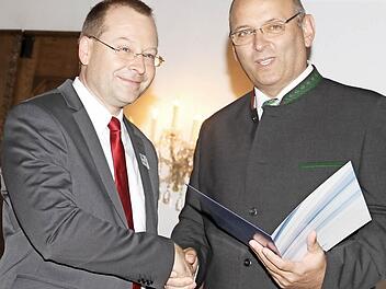 IHK-Präsident Heribert Trunk (rechts) dankte Torsten Löffler, der seit 20 Jahren als ehrenamtlicher Prüfer tätig ist. Foto: Gerda Völk